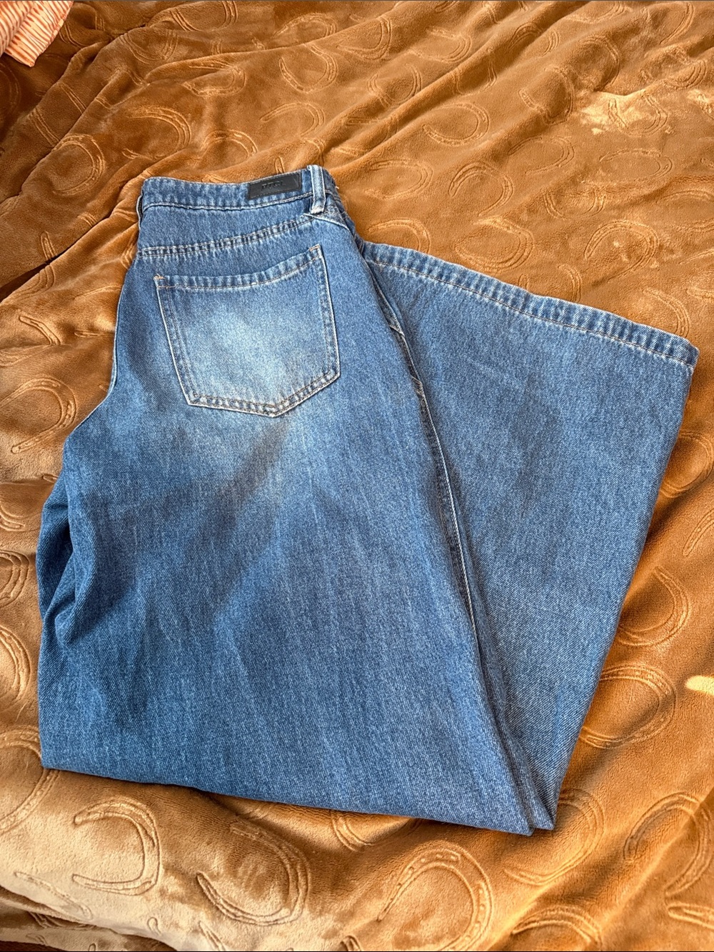 High-Rise Wide-Leg Women's Jeans in Medium Blue Denim